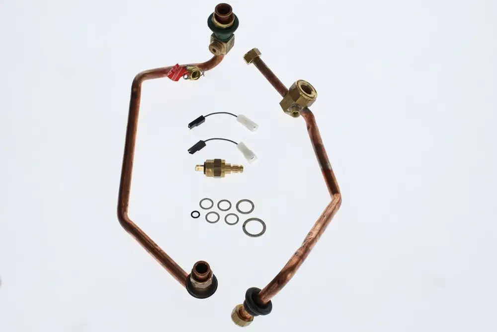 BOSCH Rohr aus Kupfer mit angeschlossenen Bauteilen, einschließlich Dichtungen und Kabelverbindungen, auf neutralem Hintergrund.